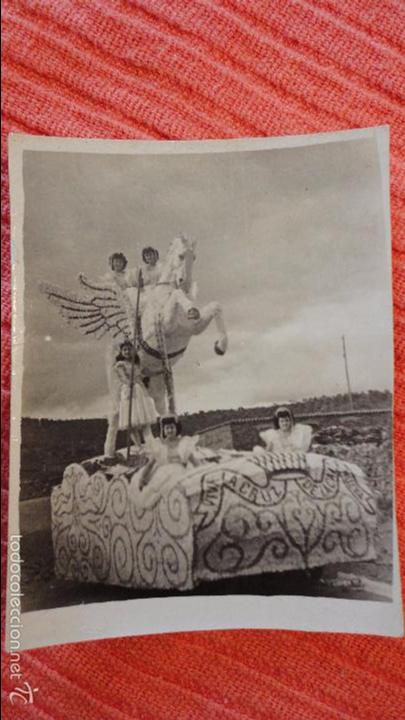 Photographie ancienne: ANTIGUA FOTOGRAFIA.FIESTA DE LA SANTA CRUZ.CARROZA.ALANIS.SEVILLA.A&Ntilde;OS 50?