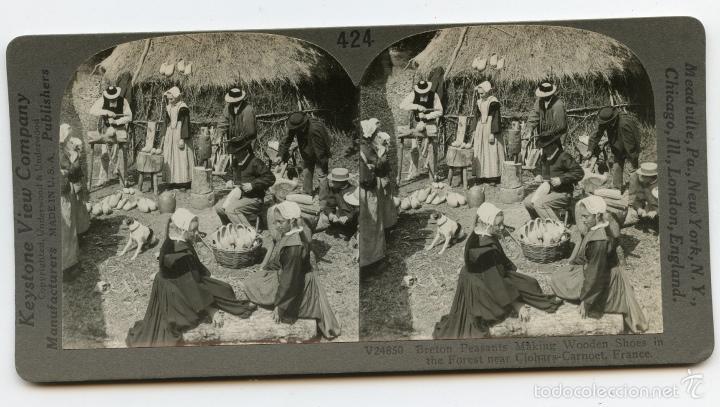 Fotograf&iacute;a antigua: Estereosc&oacute;pica. Campesinos haciendo zapatos de madera en el bosque cerca de Clohars Carnoet. Franci