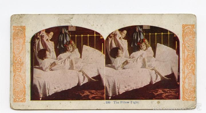 Antique Photography: Esterosc&oacute;pica fotomec&aacute;nica coloreada. Ni&ntilde;os jugando con almohadas.  World Series.