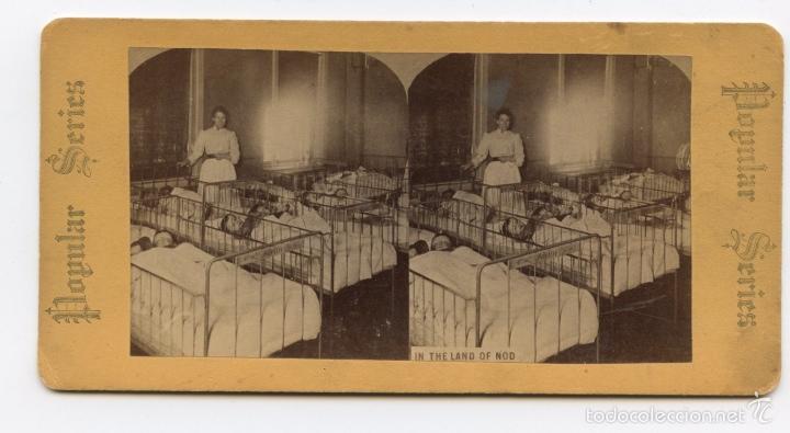 Fotografia antiga: Ni&ntilde;os en cunas en un hospital u orfanato.  Popular Series.