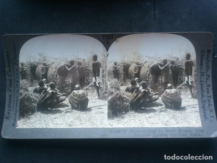 Fotograf&iacute;a antigua: KEYSTONE VIEW COMPANY, CONSTRUCCION DE VIVIENDAS POR LAS MUJERES MASAI, AFRICA, ORIGINAL, A&Ntilde;OS 20