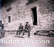 Fotografia antiga: Hotel de l'Ermita? Dos se&ntilde;ores con sombrero ante la puerta del hotel. Estereosc&oacute;pica de cristal.