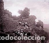 Antique Photography: Catalu&ntilde;a. Excursi&oacute;n en grupo a unas ruinas sin identificar. Bonita composici&oacute;n fotogr&aacute;fica. c. 1900