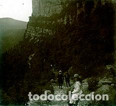 Fotografia antica: Excursi&oacute;n en els cingles de Bert&iacute;. Excursionistas por el sendero. 1920. Estereosc&oacute;pica de Cristal