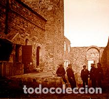 Fotografia antica: Monasterio de Sant Lloren&ccedil; de Munt. Grupo de se&ntilde;ores en la entrada. c. 1920