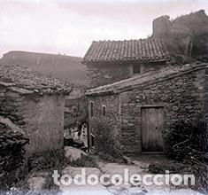 Antique Photography: Catalu&ntilde;a. Pueblo con casas de piedra y gente en la calle. Posiblemente cerca de St. Lloren&ccedil; de Munt.