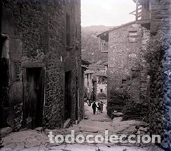 Fotografia antiga: Catalu&ntilde;a. Calle con casas de piedra de un pueblo, posiblemente cerca de St Lloren&ccedil; de Munt. c. 1920
