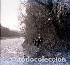 Antique Photography: Catalu&ntilde;a. Grupo de personas a la orilla de un r&iacute;o, posiblemente en el Vall&eacute;s. A&ntilde;os 20