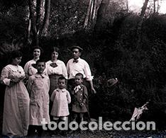 Fotograf&iacute;a antigua: Catalu&ntilde;a. Grupo de j&oacute;venes y ni&ntilde;os en medio del bosque. Preciosa imagen c. 1910