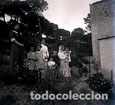 Fotografia antiga: Catalu&ntilde;a. Grupo de se&ntilde;oras y ni&ntilde;os al lado de una casa rural rodeada de pinos. c. 1910