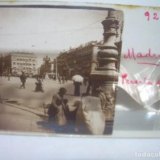 Fotografía antigua: MADRID,PUERTA DEL SOL-PERSONAS DE ÉPOCA-CRISTAL ESTEREOSCOPICO-CA.1.900
