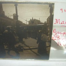 Fotografía antigua: MADRID,GRUPO PERSONAS EN PUERTA DEL SOL -CRISTAL ESTEREOSCOPICO-CIRCA. 1.900