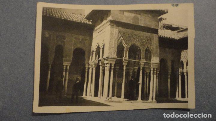 Fotografia antica: ANTIGUA FOTOGRAFIA DE PERSONAS EN INTERIOR DE LA ALHAMBRA.GRANADA.1932