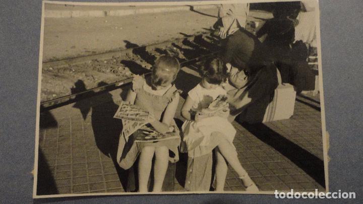 Fotografia antica: ANTIGUA FOTOGRAFIA.NI&Ntilde;AS LEYENDO LIBROS DE CUENTOS INFANTILES JUNTO A VIA DEL TREN.A&Ntilde;OS 50