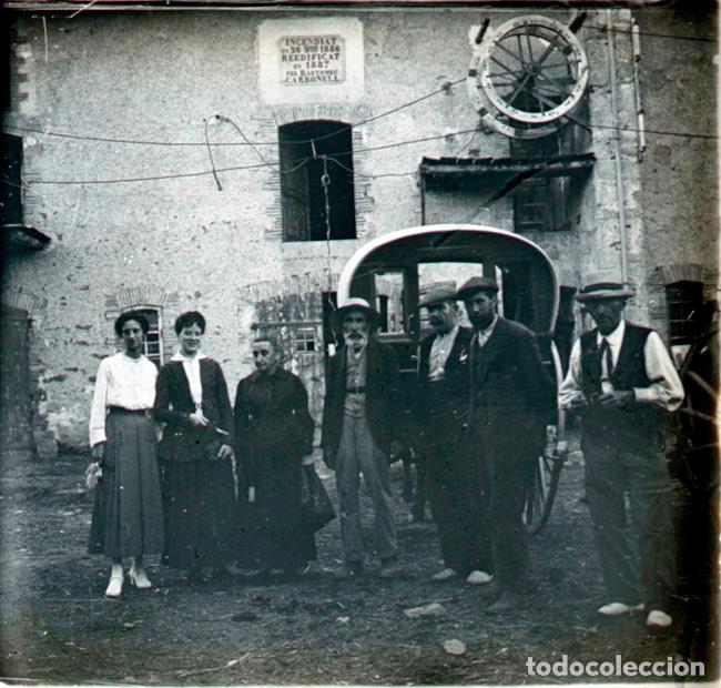 Fotografia antica: Grupo ante una mas&iacute;a, posiblemente Can Tobella, Baix Llobregat. 1918.