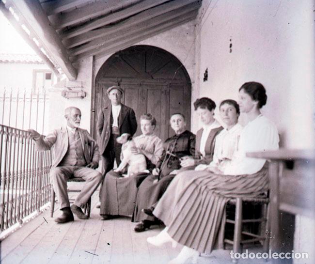 Fotografia antiga: Grupo en el balc&oacute;n de una mas&iacute;a, posiblemente Can Tobella, Baix Llobregat. 1918