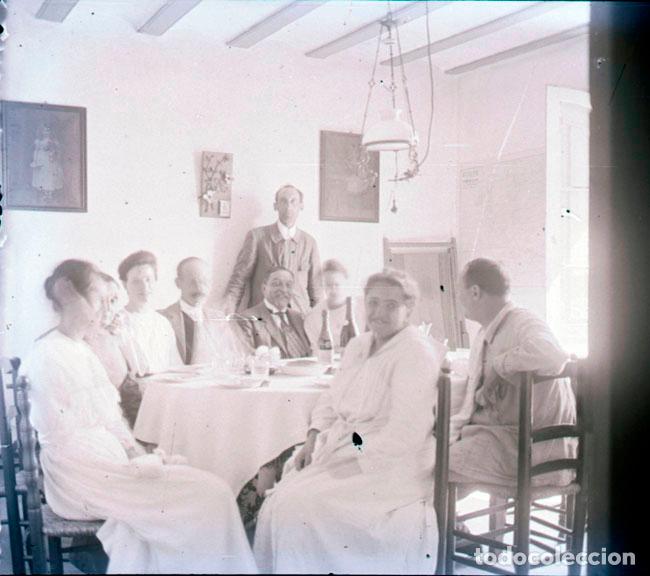 Fotograf&iacute;a antigua: Grupo de comensales en una mesa, posiblemente en Can Tobella, Baix Llobregat. ca. 1919