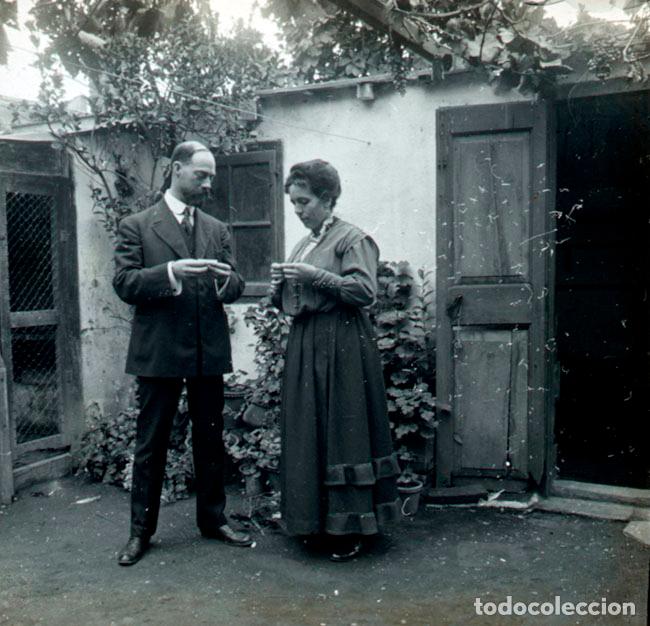 Photographie ancienne: Matrimonio pudiente en el patio o corral. Lugar sin identificar de Catalu&ntilde;a. 1915