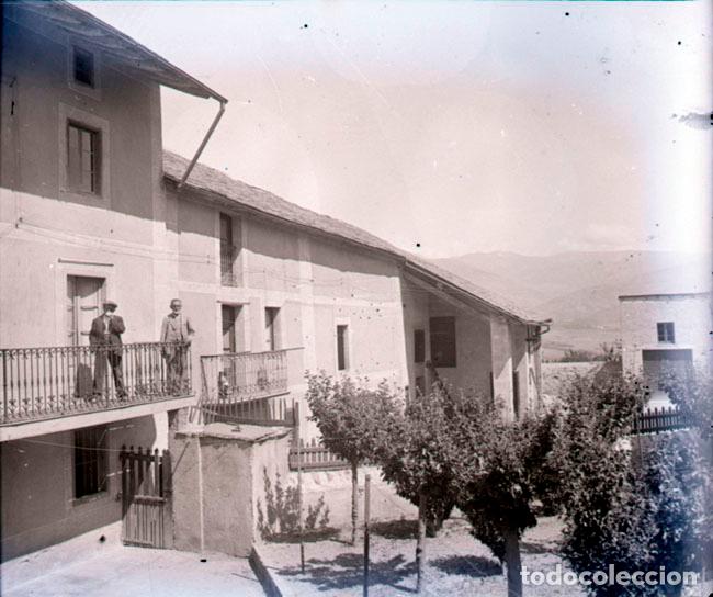Fotografia antica: Hombres en el balc&oacute;n de unas casas. Lugar sin identificar. Catalu&ntilde;a. ca. 1918