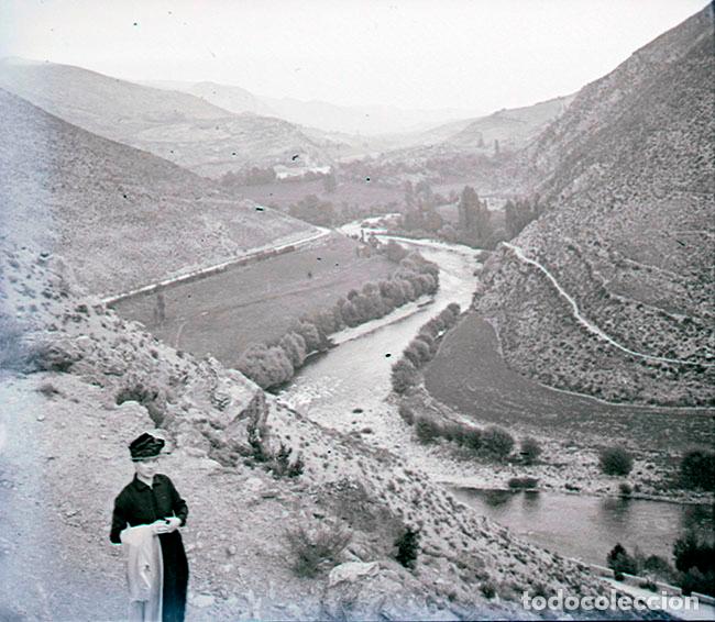 Fotografia antica: Se&ntilde;ora ante un r&iacute;o en un valle. Lugar sin identificar, Catalunya. Ca. 1915