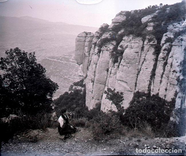 Fotograf&iacute;a antigua: Se&ntilde;orita contemplando Montserrat. Ca. 1918