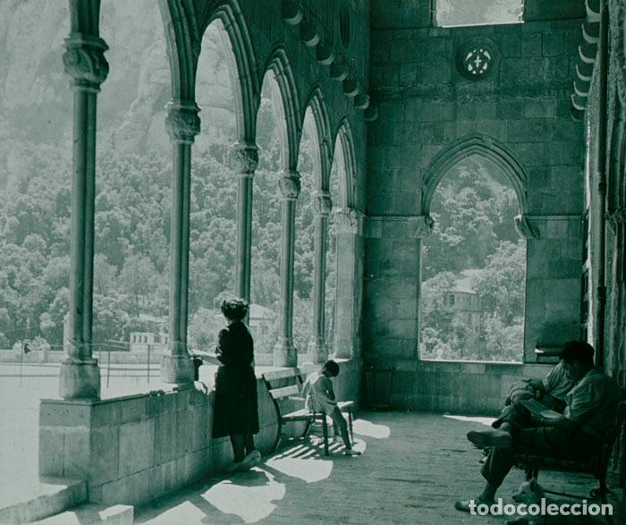 Fotografia antiga: Montserrat. Galeria g&oacute;tica. Visitantes. 1949