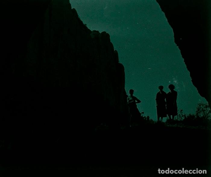 Fotografia antiga: Montserrat. El forat del vent. Excursionistas. c. 1949
