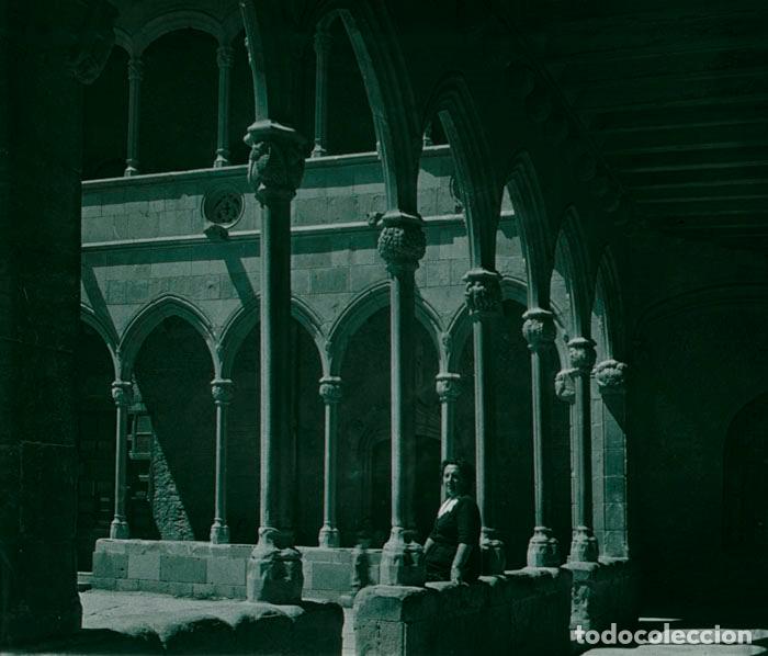 Fotografia antica: Montserrat. Galeria g&oacute;tica. Visitante.  Se&ntilde;ora. 1949