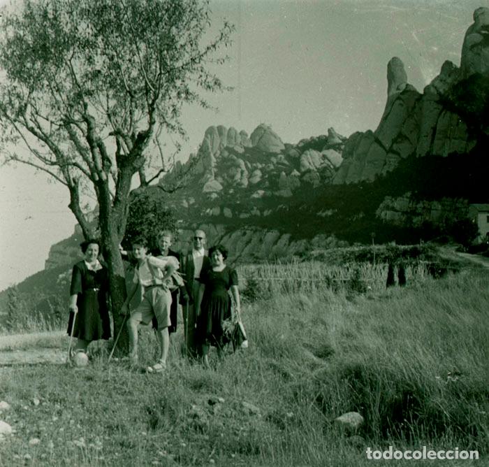 Fotografia antica: MONTSERRAT. Monta&ntilde;a. Excursionismo. Grupo familiar. c. 1949