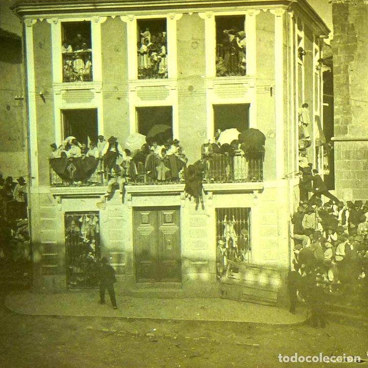 Fotografia antica: ENCIERRO - C.1900 - 2 PLACAS ESTEREOSC&Oacute;PICAS CRISTAL 107X45MM