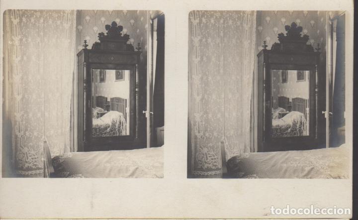 Fotografia antica: antigua carta postal fotografia estereoscopica deuna habitacion