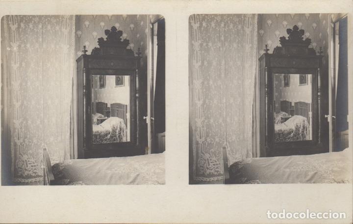Fotografia antica: antigua carta postal fotografia estereoscopica de una habitacion