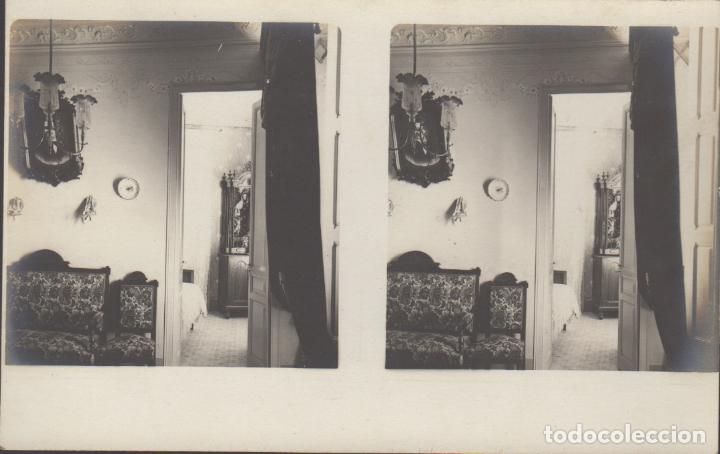 Fotografia antica: antigua carta postal fotografia estereoscopica de un salon comedor