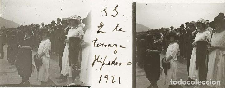 Fotografia antiga: FOTOGRAFIA ESTEREOSCOPICA DE CRISTAL POSITIVO, LASARTE, EN LA TERRAZA HIPODROMO, SAN SEBASTIAN, 1921