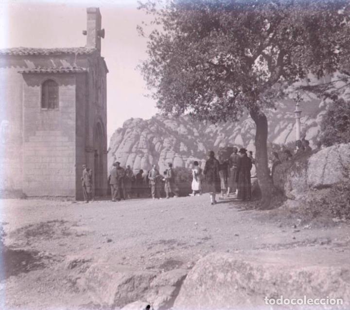 Fotografia antica: Montserrat. Ermita.Grupo de personas. c. 1940