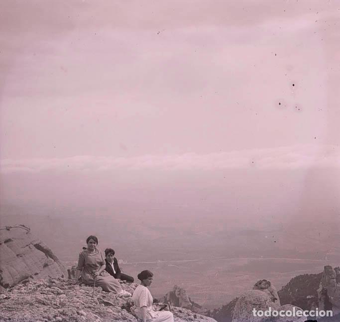Fotograf&iacute;a antigua: Montserrat. Grandes rocas. Paisaje. Excursionistas en la cima.  Preciosa imagen. c. 1935