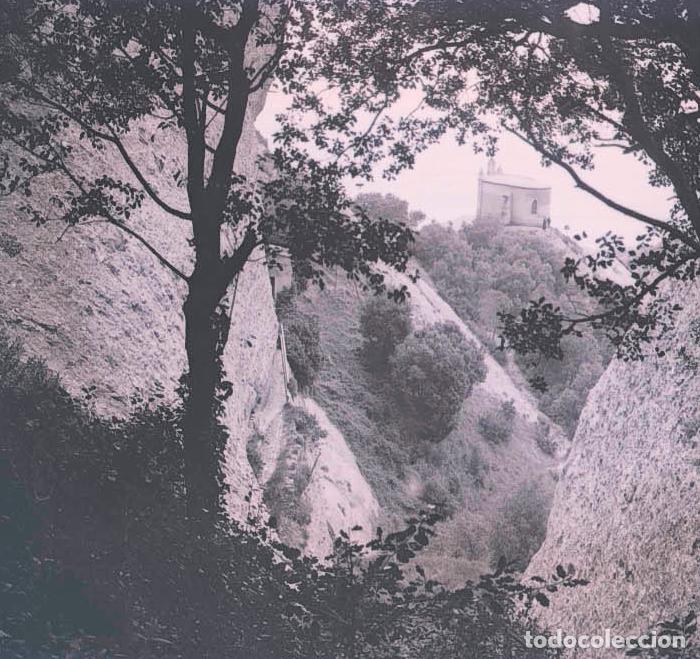 Fotografia antiga: Montserrat. Grandes rocas. Paisaje. Preciosa imagen. Ermita y visitantes. c. 1935