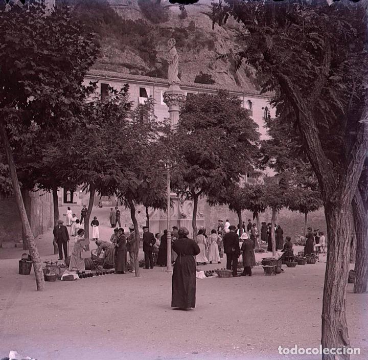 Antique Photography: MONTSERRAT. Explanada.Vendedores antes de la guerra. Preciosa imagen. c. 1920.