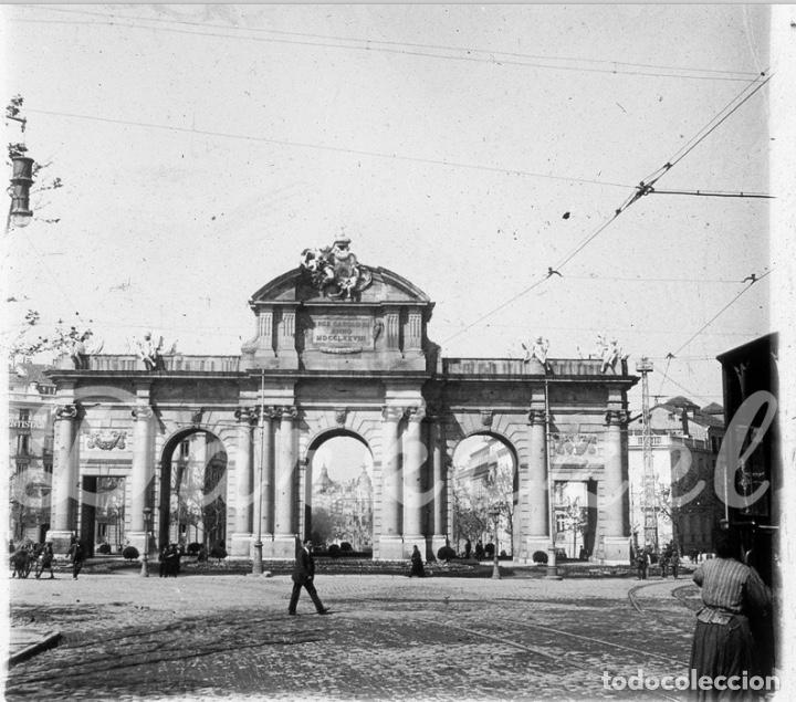 Photographie ancienne: MADRID- POSITIVO CRISTAL- PUERTA DE ALCALA - A&Ntilde;OS 1920-TROZO TRANVIA ESQUINA