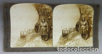 Photographie ancienne: FOTOGRAFIA ESTEREOSCOPICA. GUIA DEL NIAGARA (EE.UU.) EN EL INTERIOR DE LA GRUTA DE LOS VIENTOS.