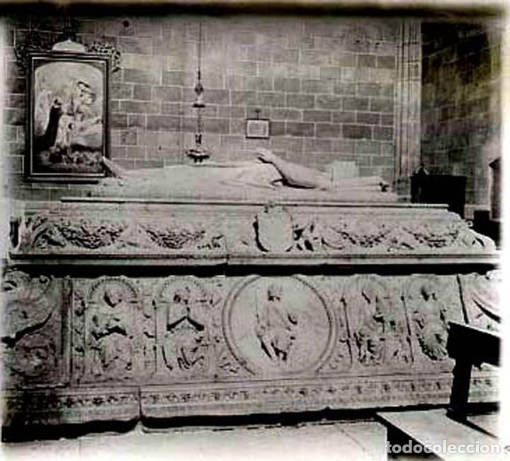 Fotografia antiga: FOTOGRAFIA ESTEREOSCOPICA EN CRISTAL, SEPULCRO EN IGLESIA O CATEDRAL NO LOCALIZADA, A&Ntilde;OS 20, POSITIV