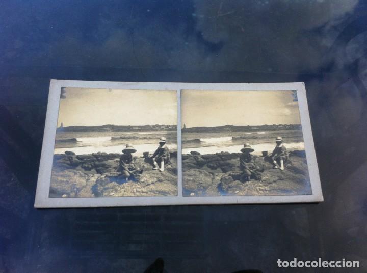Fotografia antiga: FOTOGRAF&Iacute;A ESTEREOSC&Oacute;PICA.  CORU&Ntilde;A, TORRE DE H&Eacute;RCULES AL FONDO. NI&Ntilde;OS JUGANDO EN LA  PLAYA.