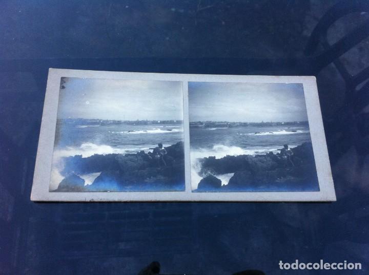 Photographie ancienne: FOTOGRAF&Iacute;A ESTEREOSC&Oacute;PICA. NI&Ntilde;O EN LAS ROCAS MIRANDO AL FONDO LA CIUDAD.