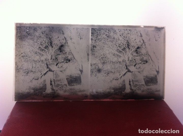 Fotografia antica: CRISTAL ESTEREOSC&Oacute;PICO. HOMBRE LEYENDO LA ESFERA.