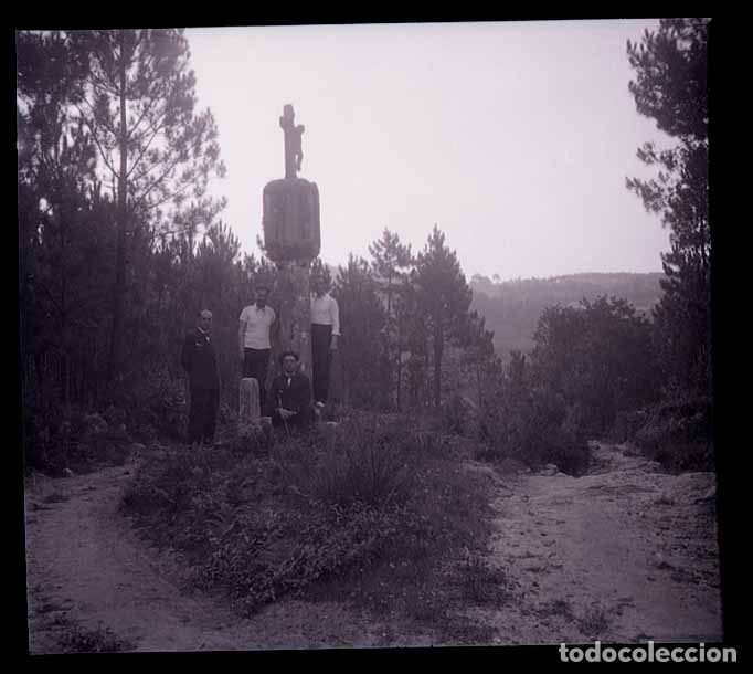 Fotograf&iacute;a antigua: Norte de Espa&ntilde;a. Cruz de termino. Excursionistas. c. 1930
