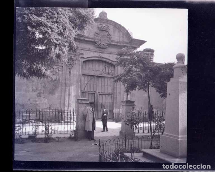 Photographie ancienne: Antiguo Cuartel de Artilleria, en Ciudad Rodrigo. Turistas. c. 1930