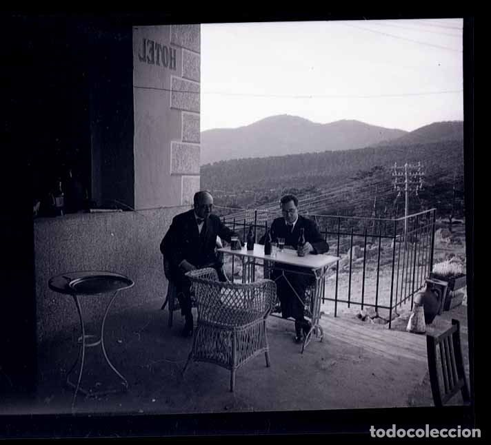Fotografia antiga: Norte de Espa&ntilde;a. Hotel. Puerto de Monta&ntilde;a. Dos caballeros en la mesa. c. 1930