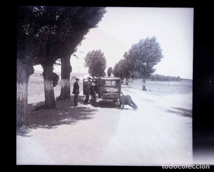 Fotograf&iacute;a antigua: Norte de Espa&ntilde;a. Carretera nacional. Automovilismo. Reparaci&oacute;n de coche. c. 1930
