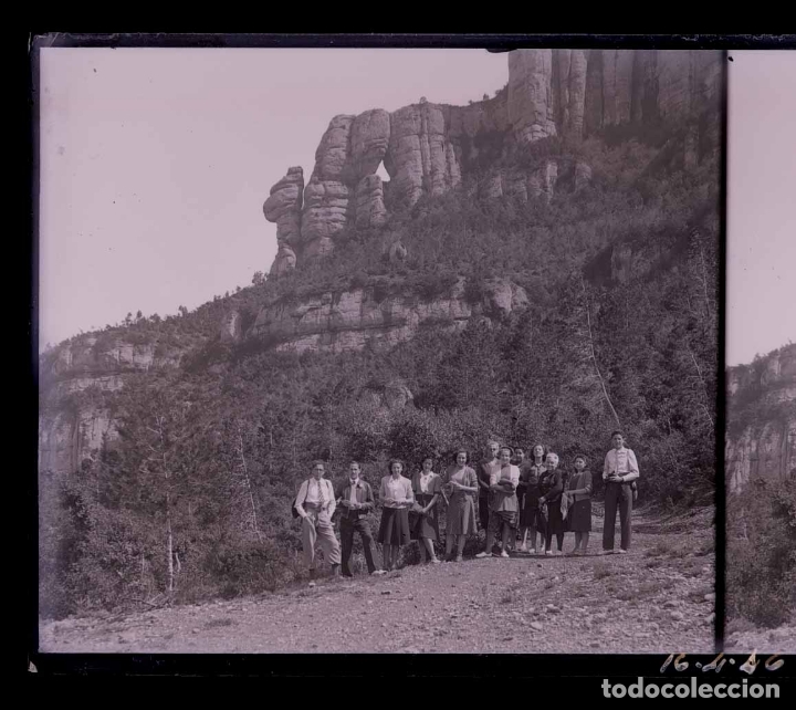 Fotografia antica: MONTSERRAT. El forat del vent. Excursionistas. Preciosa foto. 16/4/1946