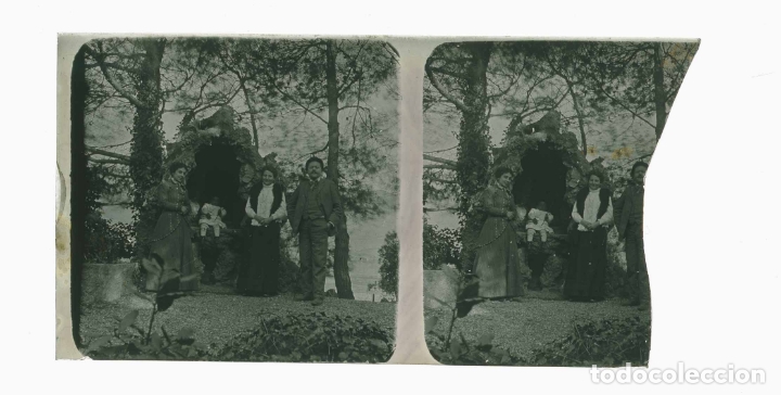 Fotografia antica: Montserrat. Peque&ntilde;a capilla. Familia. c. 1910